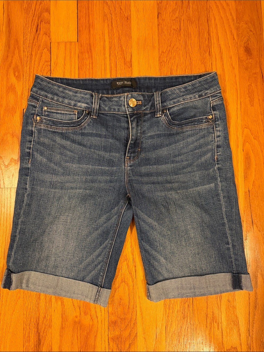 White House Black Market Mid-Thigh Denim Jean Shorts Size 6 stretch material